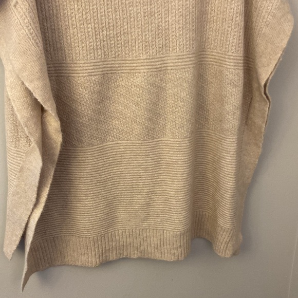 ⭐️Universal Threads Oatmeal Poncho Batwing sweater one size - Picture 5 of 8